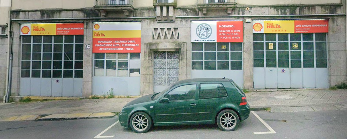 Fachada da oficina LCR AUTO na R. do Padre António Vieira, no Porto